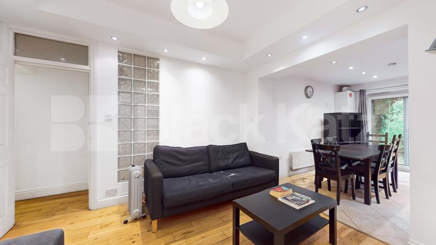 Stylish 3 Bedroom Flat on Quiet Residential Street Rochester Road, Camden